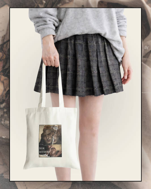 Tote bag en coton beige avec illustration dark romance Book Boyfriend Forever, inspiré des romances biker et des personnages masculins sombres, dangereux et irrésistibles qui sont souvent désignés comme bookboyfriend, idéal pour transporter livres et romans.