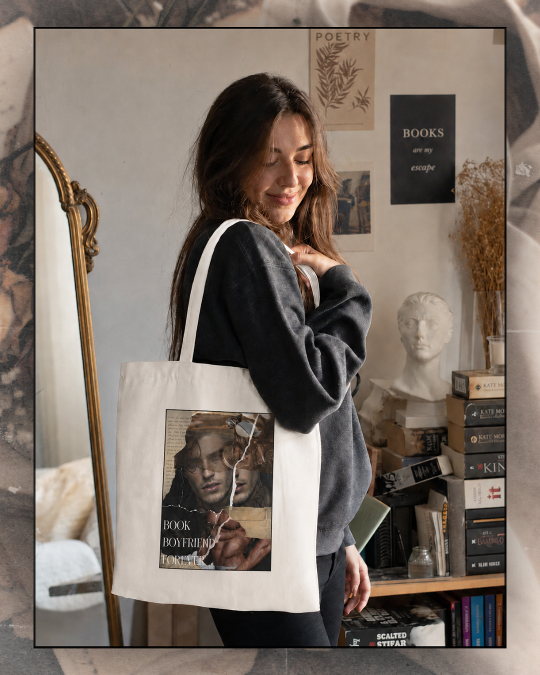 Tote bag en coton beige avec illustration dark romance Book Boyfriend Forever, inspiré des romances biker et des personnages masculins sombres, dangereux et irrésistibles qui sont souvent désignés comme bookboyfriend, idéal pour transporter livres et romans.