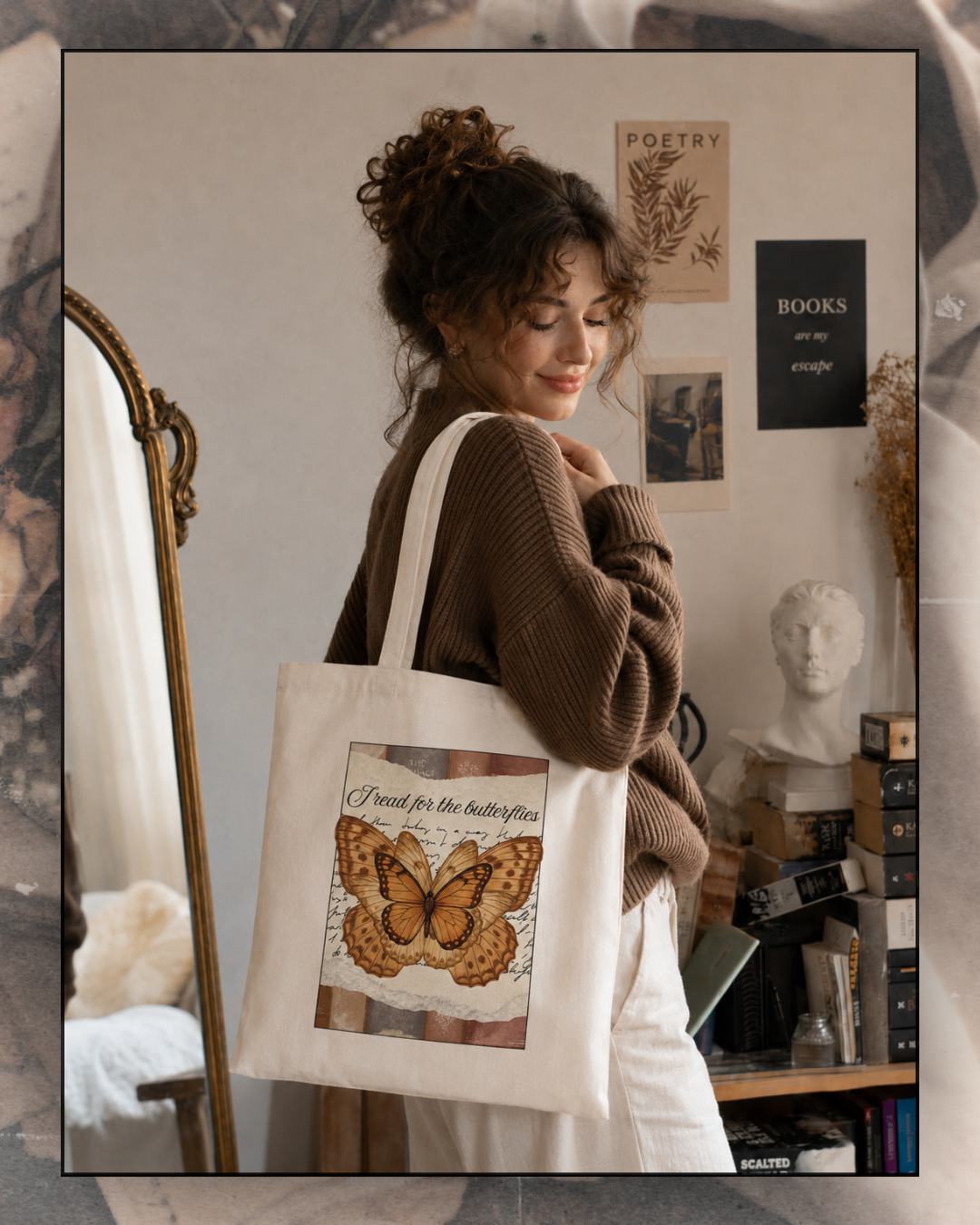 Tote bag en coton beige avec illustration vintage de papillon et inscription “I read for the butterflies”, design romantique pour lectrices de romance, idéal pour transporter livres et romans.