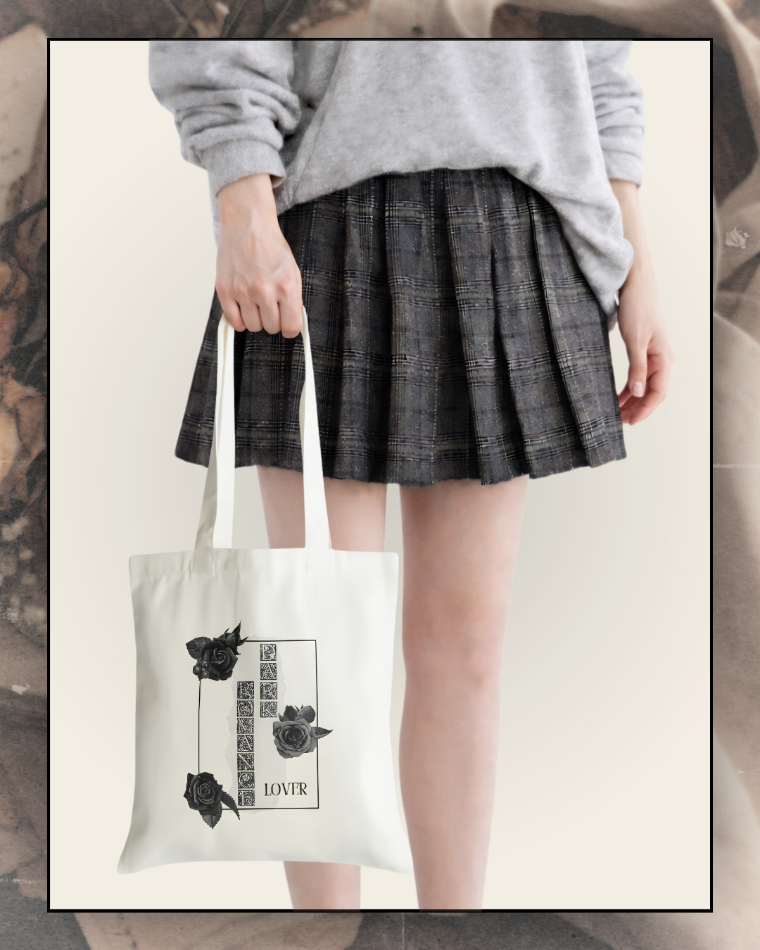 Tote bag en coton beige "Dark Romance Lover", illustré de roses noires dans un style gothique romantique, idéal pour lectrices de dark romance et pour transporter livres et romans.