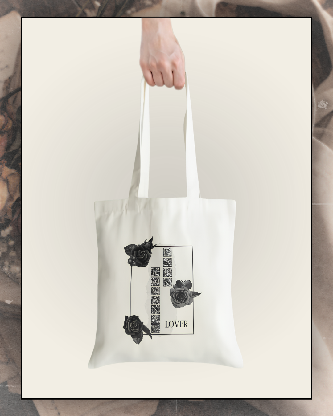 Tote bag en coton beige "Dark Romance Lover", illustré de roses noires dans un style gothique romantique, idéal pour lectrices de dark romance et pour transporter livres et romans.