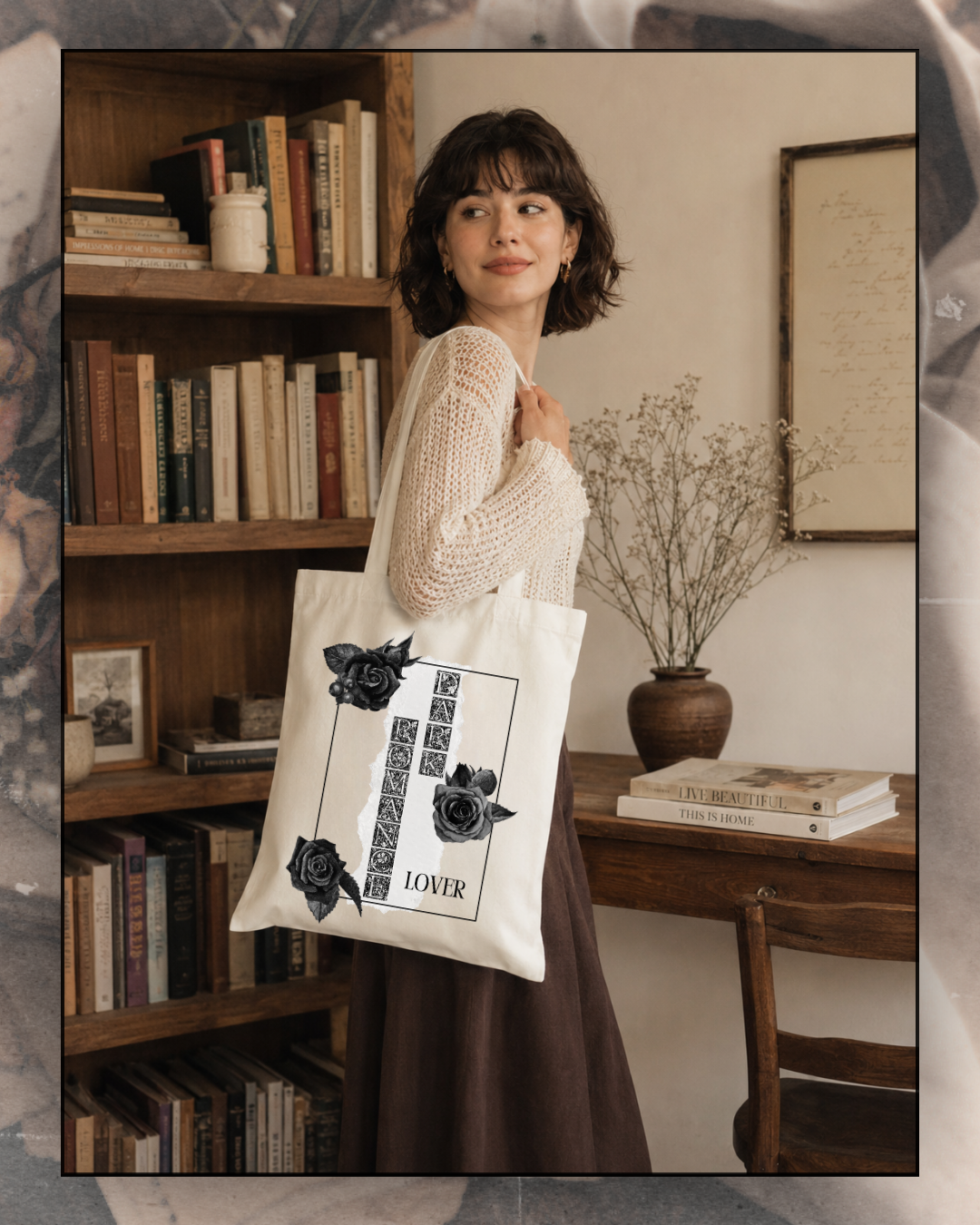 Tote bag en coton beige "Dark Romance Lover", illustré de roses noires dans un style gothique romantique, idéal pour lectrices de dark romance et pour transporter livres et romans.