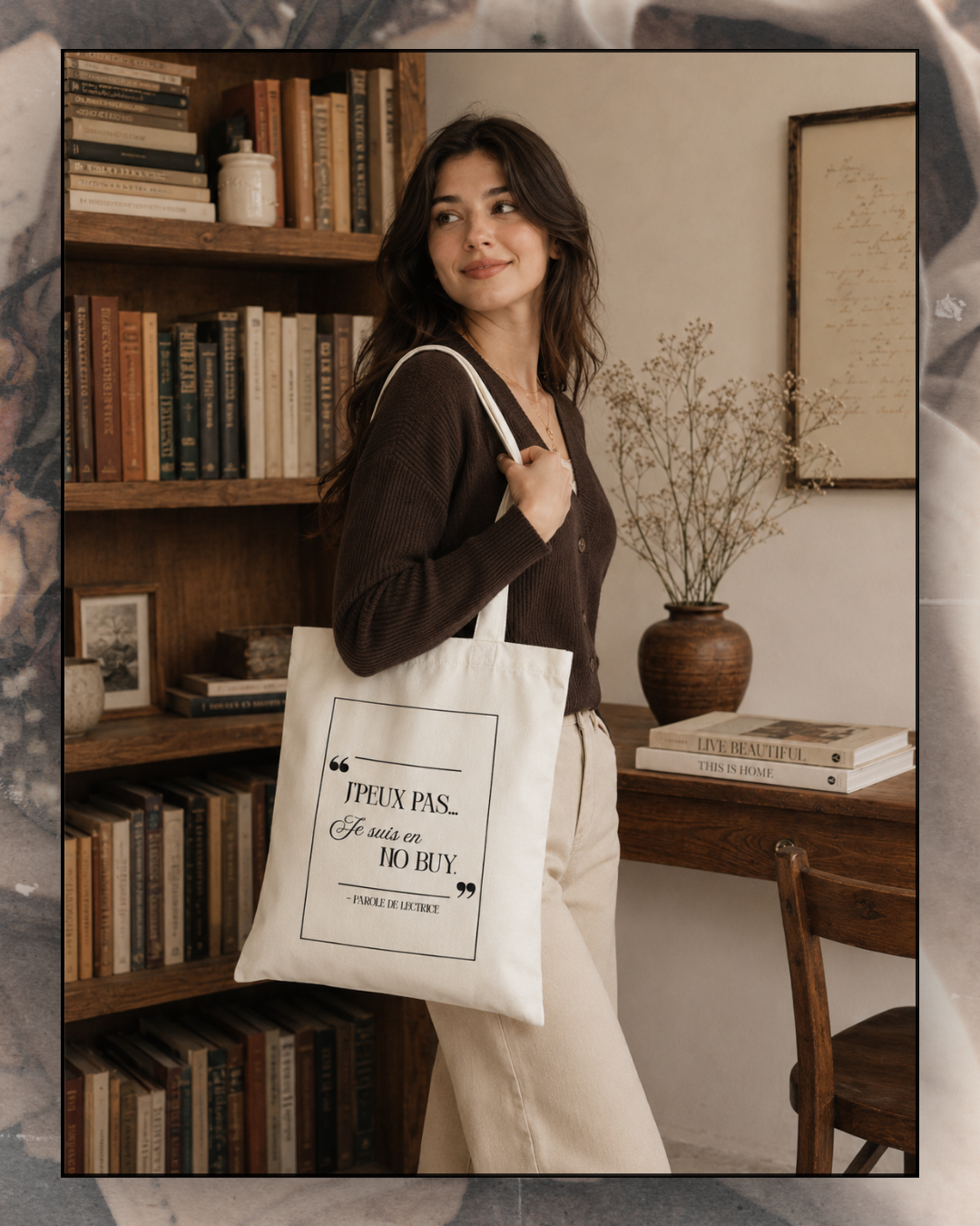 Tote bag lecture en coton beige “J’peux pas, je suis en No Buy”, avec citation humoristique pour lectrices qui limitent leurs achats de livres, idéal comme cadeau de lectrice et comme accessoire bookish pour transporter livres et romans.