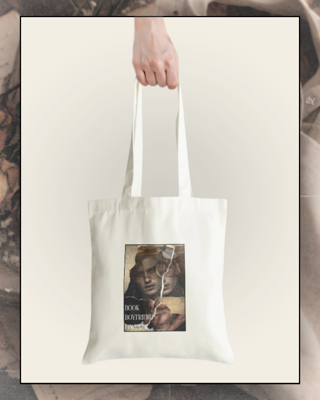 Tote bag en coton beige avec illustration dark romance Book Boyfriend Forever, inspiré des romances biker et des personnages masculins sombres, dangereux et irrésistibles qui sont souvent désignés comme bookboyfriend, idéal pour transporter livres et romans.