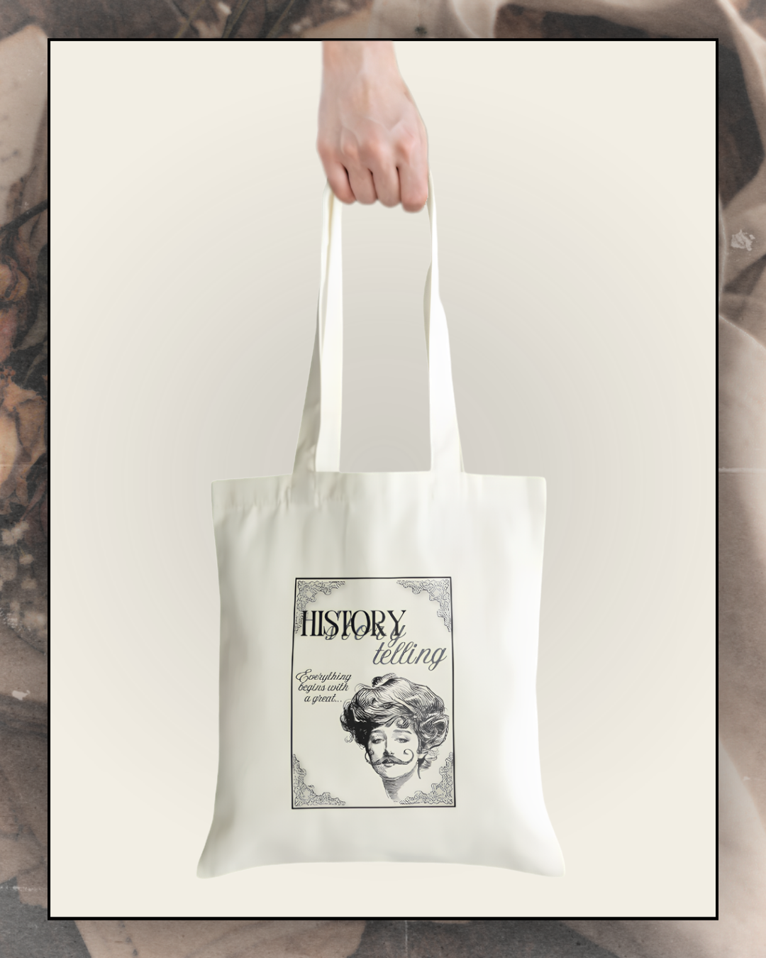 Tote bag en coton beige pour lectrice de romance historique avec illustration vintage inspirée des récits à secrets (Bridgerton, Agatha Christie, Sherlock Holmes, etc), idéal pour transporter livres et romans.