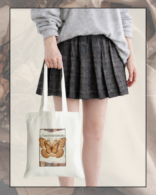 Tote bag en coton beige avec illustration vintage de papillon et inscription “I read for the butterflies”, design romantique pour lectrices de romance, idéal pour transporter livres et romans.