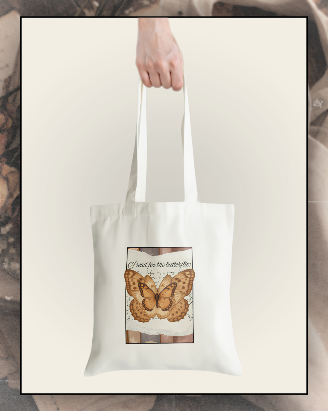 Tote bag en coton beige avec illustration vintage de papillon et inscription “I read for the butterflies”, design romantique pour lectrices de romance, idéal pour transporter livres et romans.
