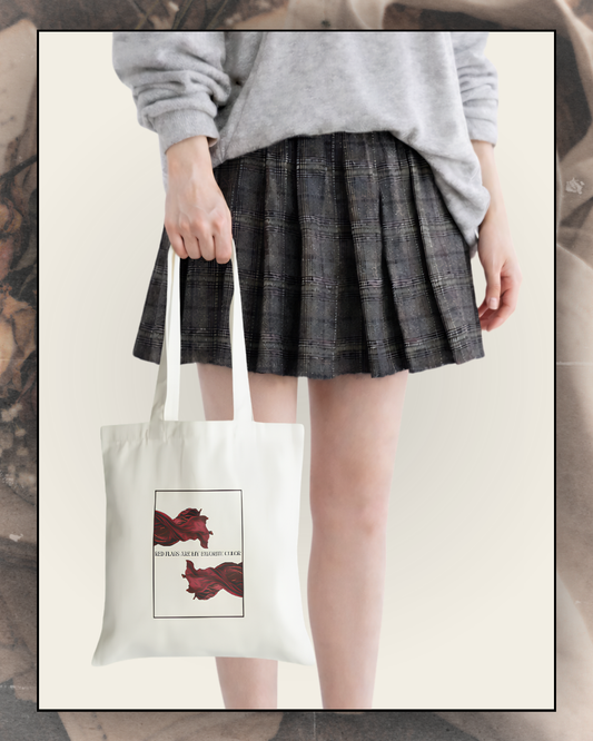 Tote bag en coton beige avec illustration rouge et noire “Red flags are my favourite color”, pensé pour les lectrices de dark romance et les amatrices de personnages toxiques, idéal pour transporter livres et romans.