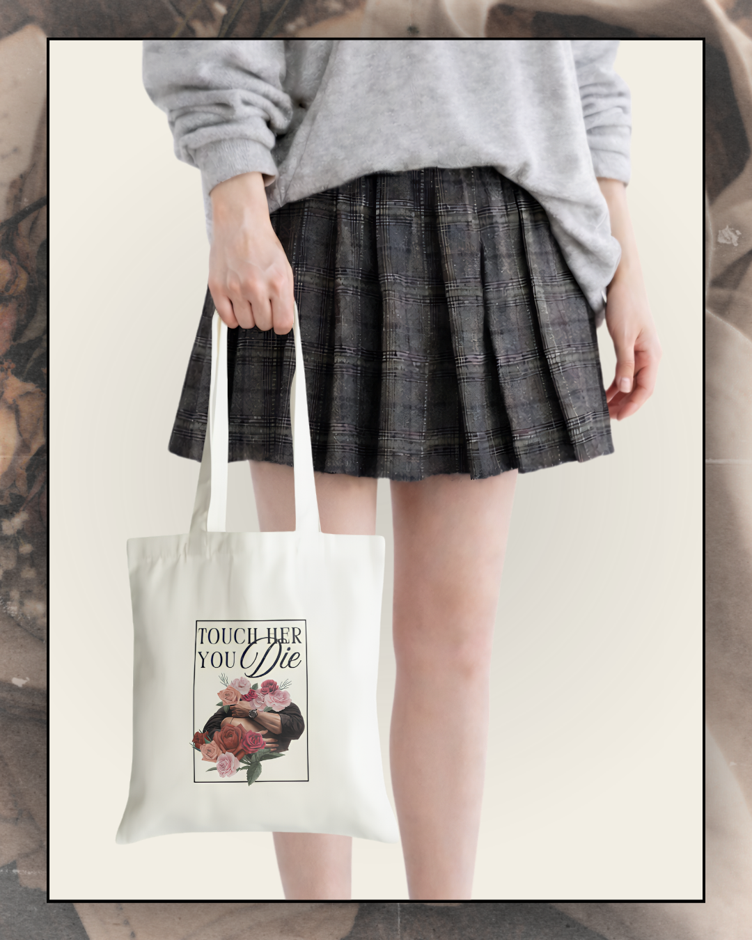 Tote bag en coton beige « Touch Her You Die », illustré de roses rouges et roses entourant une étreinte protectrice. Sac pour lectrices de romance, dark romance et tropes possessifs, idéal pour transporter livres et romans.