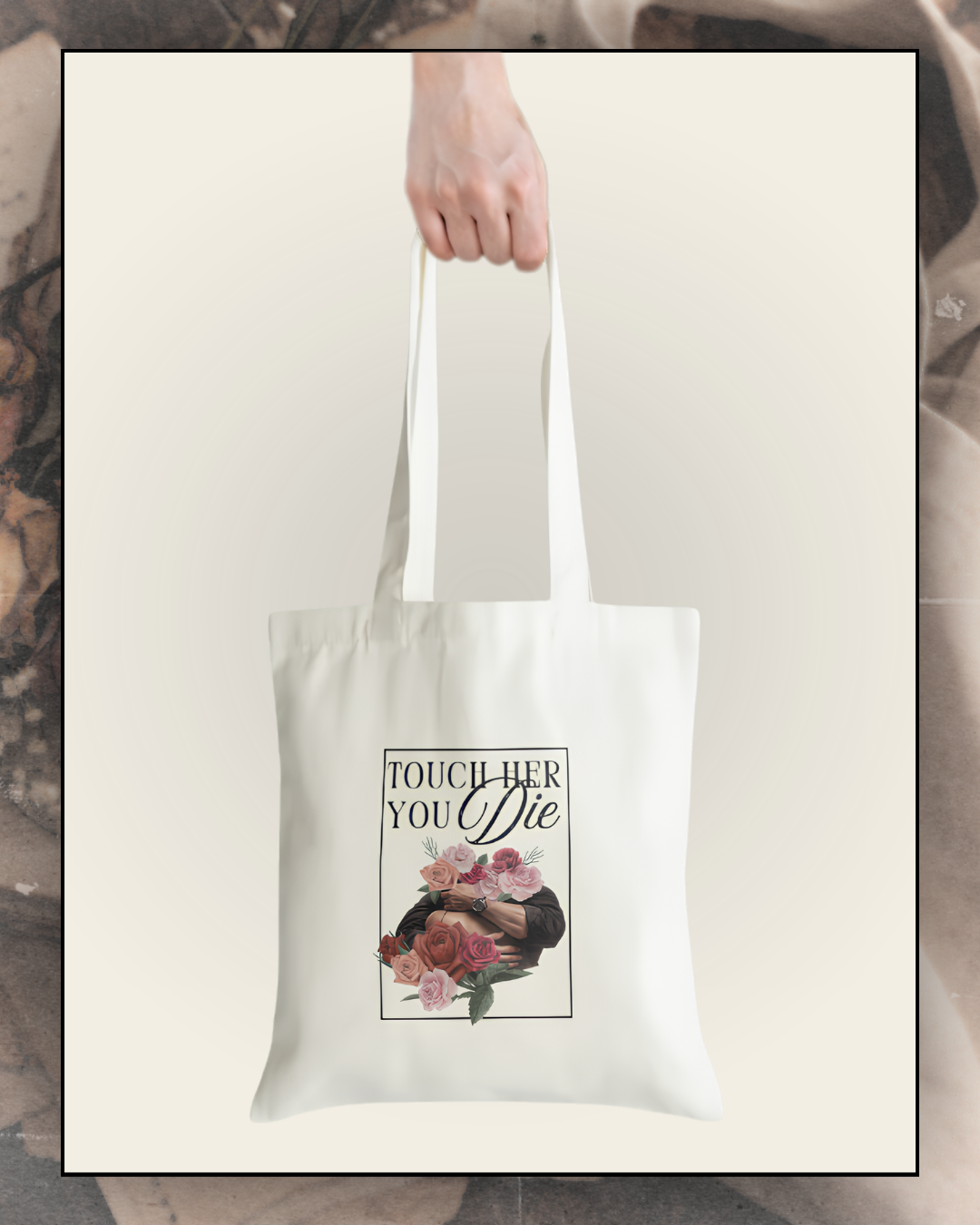 Tote bag en coton beige « Touch Her You Die », illustré de roses rouges et roses entourant une étreinte protectrice. Sac pour lectrices de romance, dark romance et tropes possessifs, idéal pour transporter livres et romans.