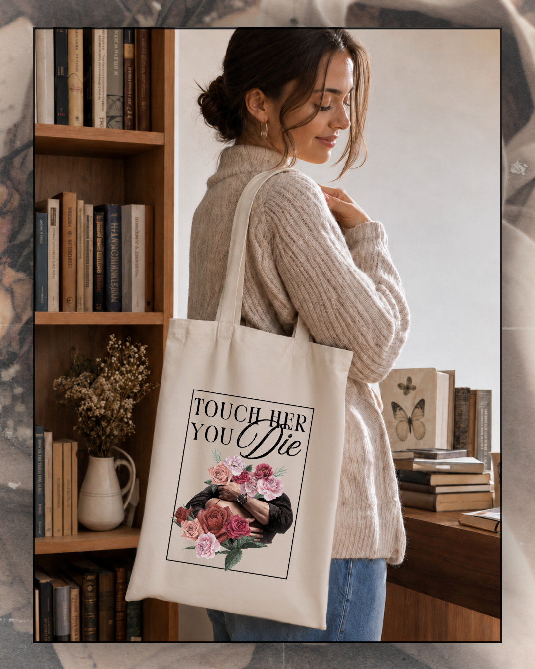 Tote bag en coton beige « Touch Her You Die », illustré de roses rouges et roses entourant une étreinte protectrice. Sac pour lectrices de romance, dark romance et tropes possessifs, idéal pour transporter livres et romans.
